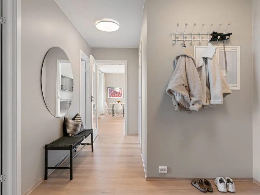 Entrée rangée avec patères, manteaux et chaussures